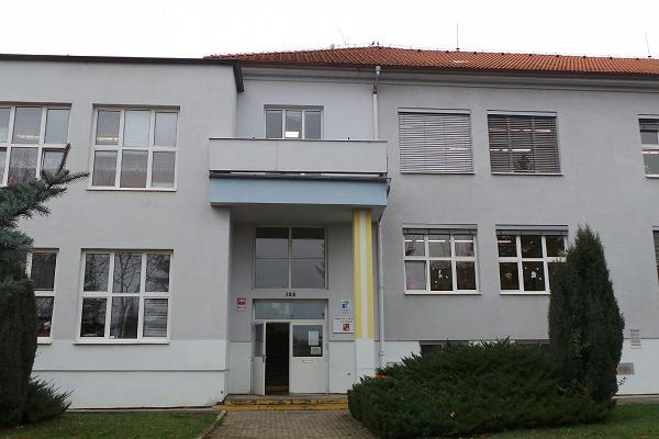 OBRÁZEK ČÍSLO 42: POHLED NA ZŠ A MŠ TGM ZŠ Pohůrecká, Pohůrecká 382/16 ZŠ byla realizována v 60. letech 20. století.