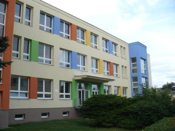 Areál školy se sestává z osmi budov jedno až třípodlažních. Učebnové pavilony 1 a 2 jsou podsklepené. Kotelna školy je umístěna v samostatně stojící budově.