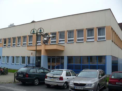 Obvodové zdivo tvoří zdivo CDm bez dodatečné tepelné izolace. Okenní konstrukce tvoří převážně plastová okna s izolačním dvojsklem.