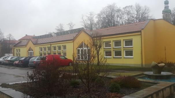 Ubytovací část včetně zázemí domova tvoří čtyřpodlažní objekt postavený panelovou technologií sestávající se z jižního a severního traktu spojený komunikačním jádrem.