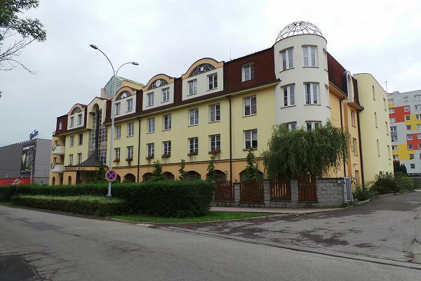 Původní hotel se skládal ze dvou objektů. Během přestavby vznikla nástavba dvou pater a přístavba čtyřpodlažního zděného bloku. V únoru 2014 byla zahájena přestavba budovy původně mateřského centra.