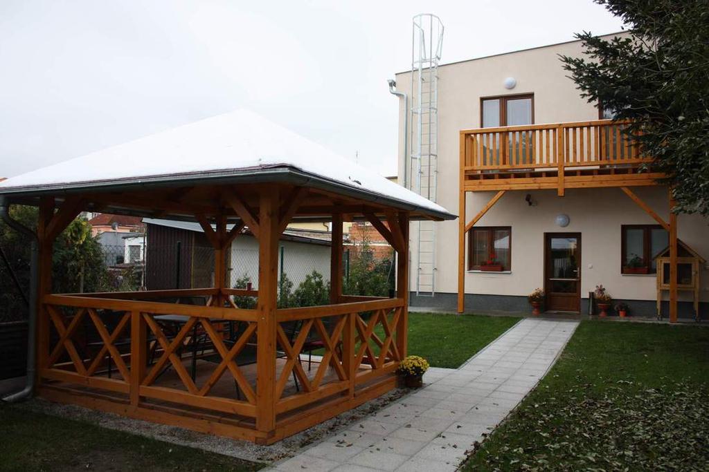 Ochranu před přímým slunečním zářením vytvářejí vykonzolované stropní desky železobetonového skeletu a ustoupení obvodového pláště.