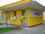 Pittera 256/3 Budova jeslí byla postavena v letech 1962 1963 zděnou technologií z pálených cihel a tvárnic. Konstrukce střechy je nezateplená plochá s mírným sklonem.