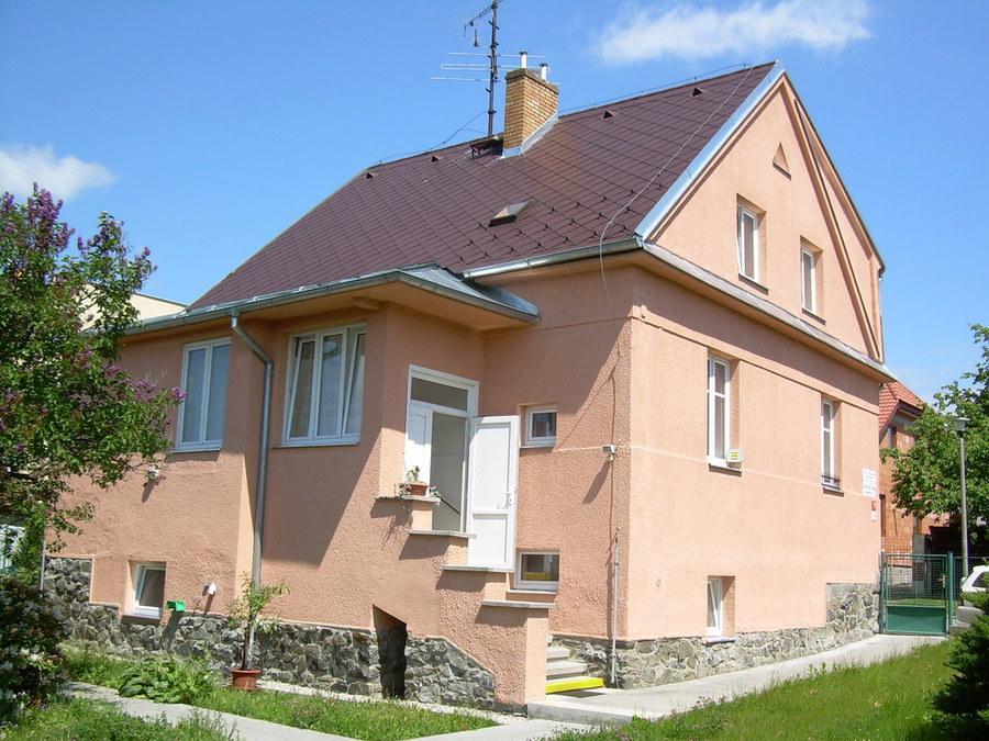 sedlová, okna a dveře jsou plastové s izolačními dvojskly. Azylový dům je určen ženám, je zde 5 pokojů, celková kapacita je 13 lůžek.