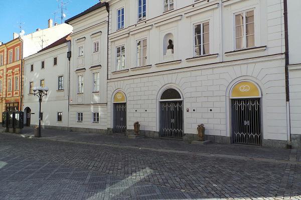 Poslední rekonstrukce budovy proběhla v roce 1990. Jednalo se o instalaci VZT a vzduchotechniky. Obvodové zdivo sestává se smíšeného a cihelného zdiva.