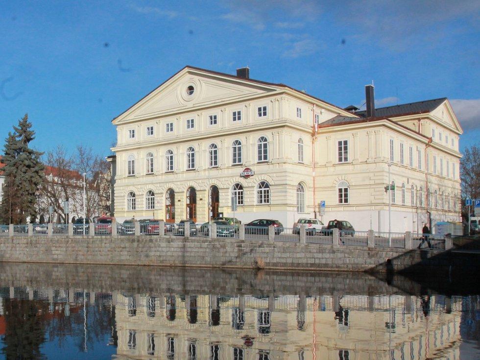 52 Garáže a sklady - 4 Byty (Jirsíkova, Široká) 11 Ubytovna (Krčínova) 9 CELKEM 1 466 262 355 Město vlastní a provozuje kulturní domy a kino: KD Vltava, Fr.