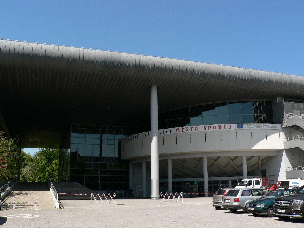STAVBY PRO SPORT A REKREACI V majetku města jsou zejména následující objekty: Zimní stadion Budvar Aréna, F. A. Gerstnera 7/8 Zimní stadion slouží k tréninku hokejových mužstev, hokejovým zápasům a ve vyhrazených hodinách také pro veřejnost.