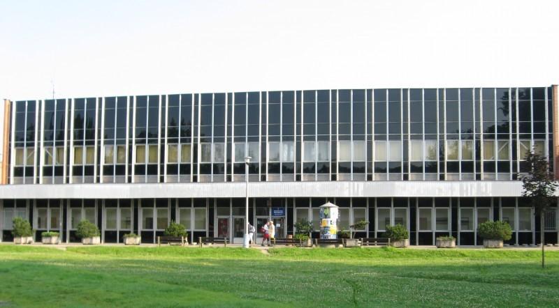 Nosná konstrukce je montovaná železobetonová, obvodový plášť je montovaný s tepelnou izolací.