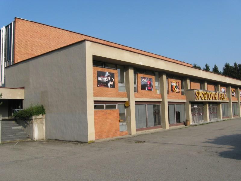 - 4 stoly (vstupenky na stolní tenis a koridor se kupují v pokladně plovárny, ne ve sportovní hale!