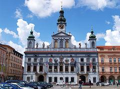 SPRÁVNÍ BUDOVY A ADMINISTRATIVA Budova Radnice, nám. Přemysla Otakara II 1/1 Původní objekt byl realizován v roce 1417 1433. Postupně se dále rozšiřoval.