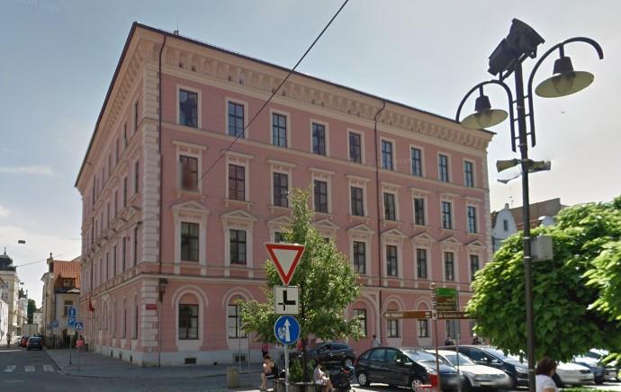 Okenní konstrukce tvoří dřevěné špaletové okenní konstrukce do náměstí, do dvora jsou okna zasklená dvojsklem.