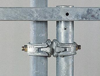 Na sloupky zábradlí konzol a čelních sloupků může být uchyceno vyšší zábradlí z lešenářských trubek se spojkami.