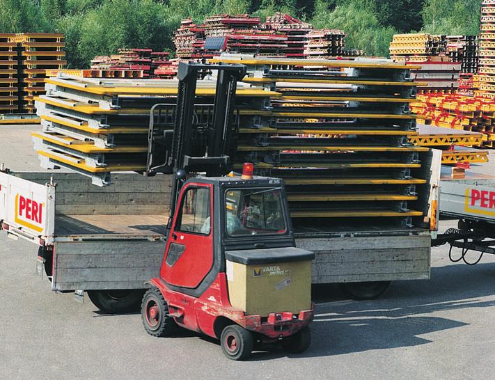 Skladování a přeprava Stohovací výška sklápěcí lávky PERI pouhých 27 cm vyžaduje menší potřebu místa při transportu, na stavbě nebo stavebním dvoře.