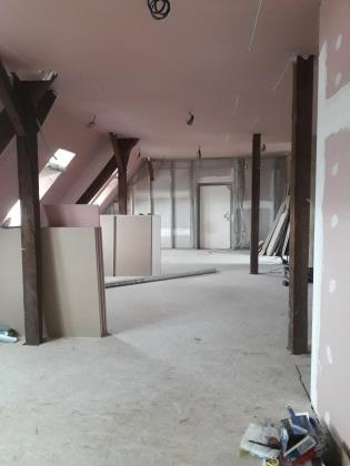 dostavbu půdních prostor, druhý na revitalizaci školní zahrady.