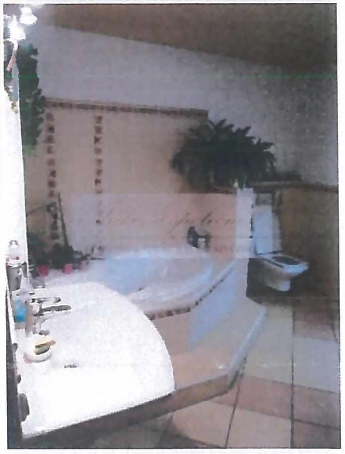 NP je umiestené samostatné WC s pisoárom, vybavené WC misou kombi. Steny WC sú obložené keramickými obkladmi do výšky 1,50 m a podlaha WC z keramickej dlažby. Kúpeľňa je umiestnená v 1.