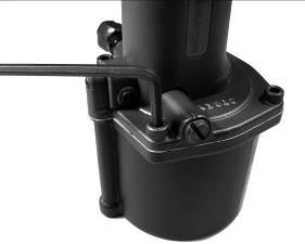 Postup při výměně hydraulického oleje! DŮLEŽITÉ. NÁSTROJ MUSÍ BÝT ODPOJEN OD PŘÍVODU VZDUCHU. POUŽÍVEJTE POUZE HYDRAULICKÝ OLEJ SPECIFIKOVANÝ V TÉTO PŘÍRUČCE. 1. Odpojte od přívodu vzduchu. Obr. 1 2.