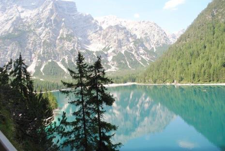 o válce na Itálii : z jedné strany Alpiny, z druhé padají miny, tak začala válka na Itálii šteluňky nám hořely, kamarádi padali, tak začala válka na Itálii.