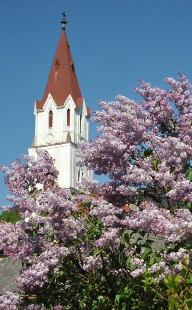 krstiteľnica, ktorá pochádza z konca 14. stor.