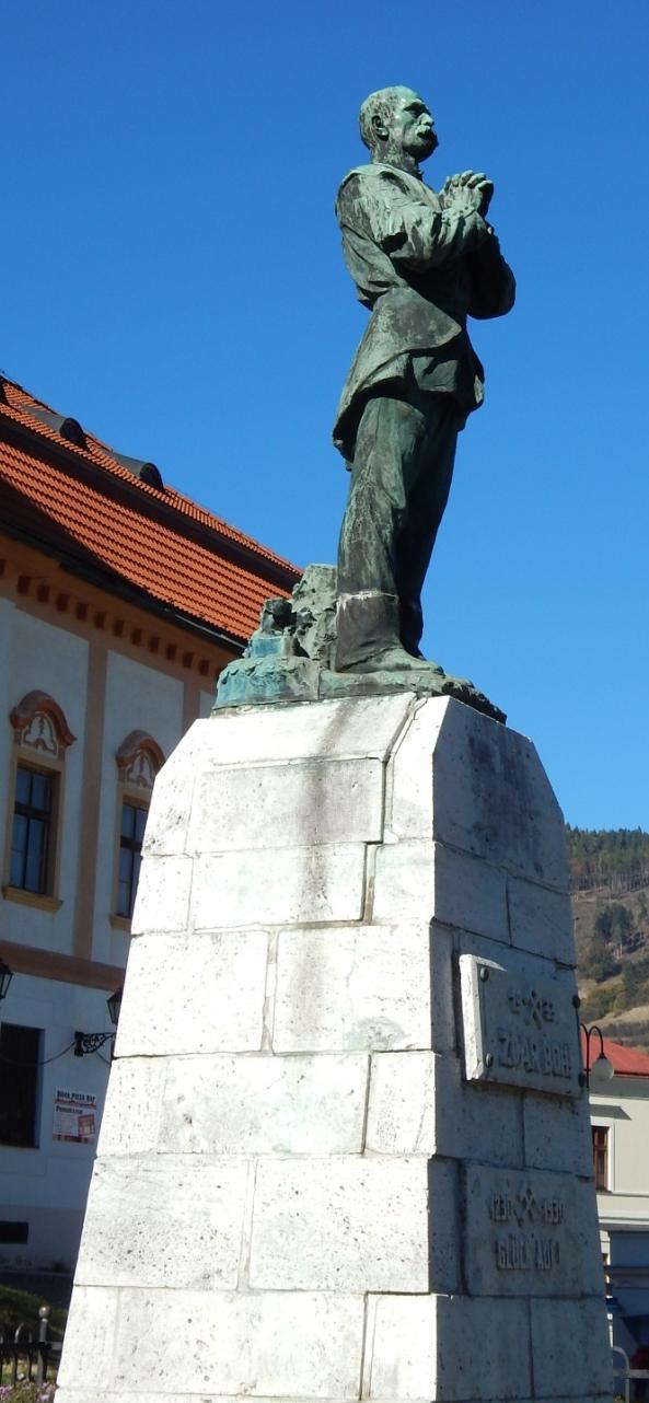 Na námestí stojí bronzová socha modliaceho sa baníka, ktorú