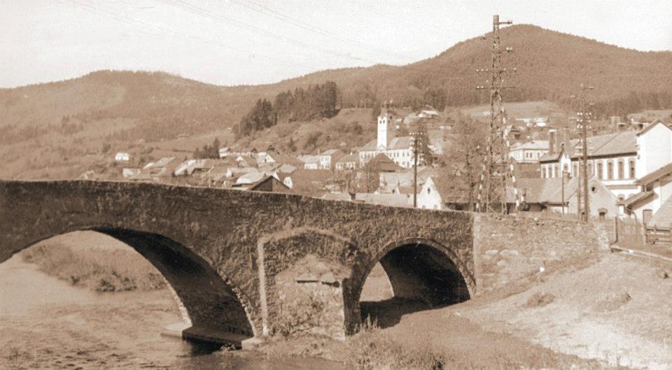 zničené. Vtedajšie vedenie mesta sa preto rozhodlo vybudovať pevný most, ktorý slúţi dodnes.