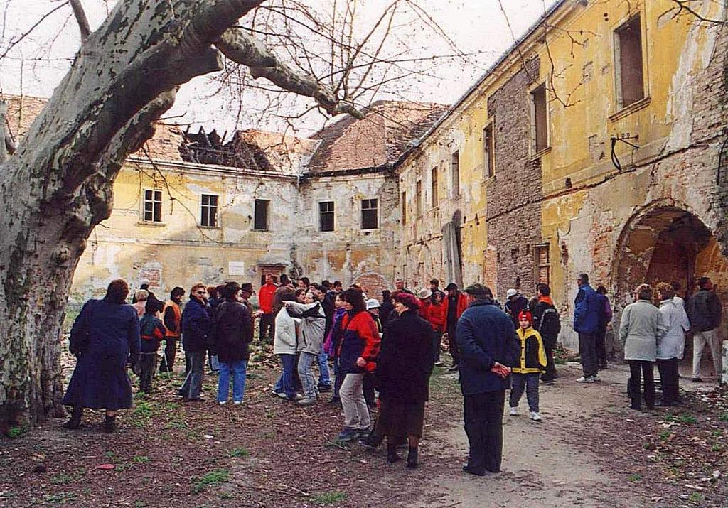 Vlastivedná vychádzka v seredskom kaštieli 2002 Občianske združenie