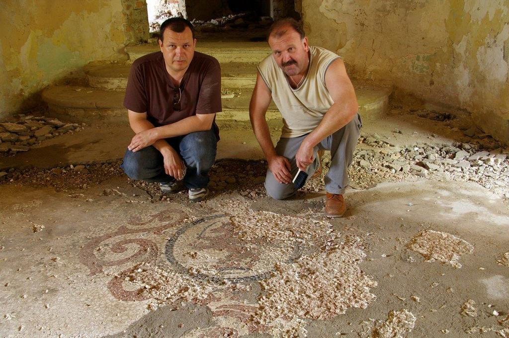 Objav esterházyovského erbu v kaštieli 2009 Mozaiková podlaha z roku 1841 bola ukrytá pod