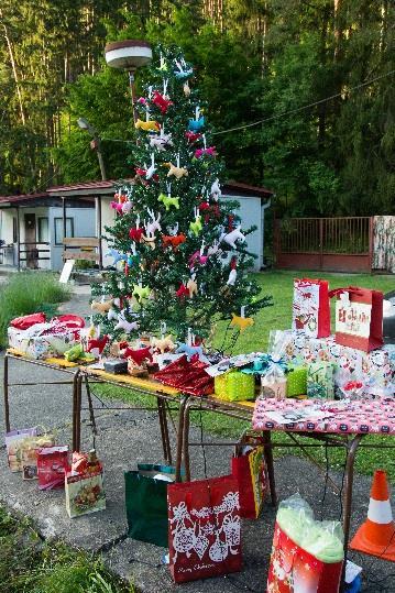 štědrovečerní večeři grilovanou kýtu. A jak už to bývá po štědrovečerní večeři zvykem, dostalo se i na rozdávání dárků.