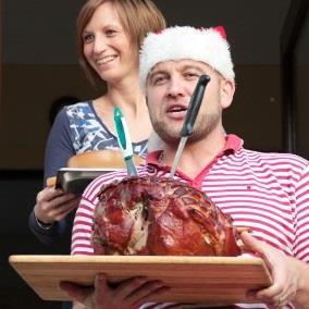 ti naši a jsou v nouzi. Můj instinkt mě nezklamal. Táborníci dražili jako o závod. Vyvolávací cena byla 100,- Kč, přihazovalo se po 20 korunách.