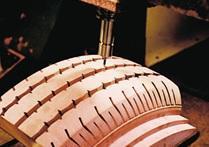 UTB ve Zlíně, Fakulta technologická 46 se vyrobí obvykle z tzv. umělého dřeva, doplní se o ocelové lamely v případě dezénových segmentů pneuforem, dezénové a dekorační prvky u obuvnických forem apod.