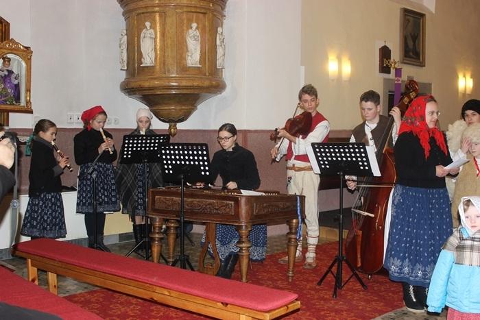 Třetí adventní neděle zvaná radostná v našem kostele opravdu radostná byla