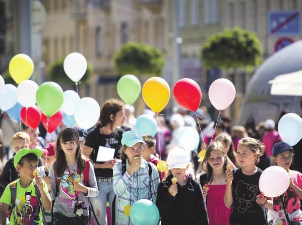 ZRCADLO UMĚNÍ 8. 10. 6. 2017 Tradiční přehlídka amatérské scény z Pardubic a okolí Na začátku června ožijí Pardubice v jarní části Městských slavností uměním a nadšením amatérských umělců.