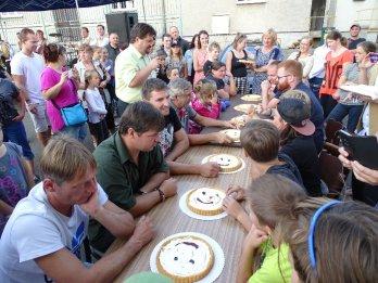 místo Bezinkový likér - Zdeòka Veselá Opìt nám pøíroda dopøála pìkného poèasí, na kterém zdárný prùbìh této akce velmi záleí.