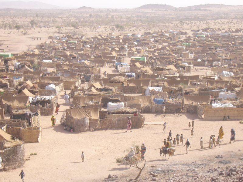 Dárfúr Středisko obchodu s otroky 2003 povstání proti vládě trvá dodnes 400 000 obětí 2 000 000