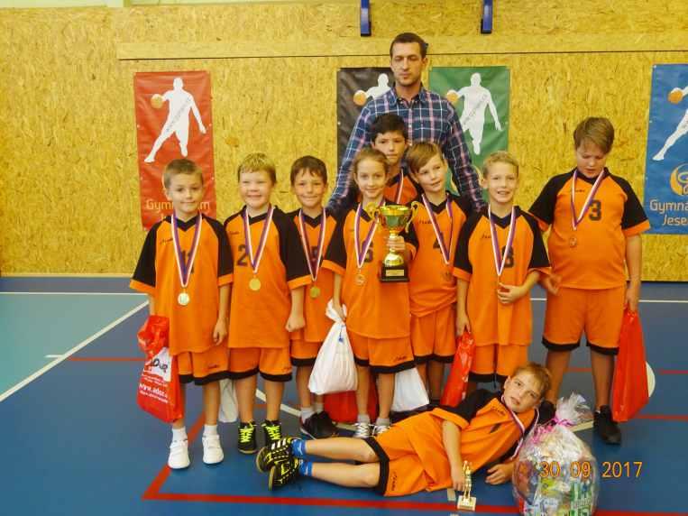 Kluci a Jolča byli draví, šikovní, nelekli se ani favorizovaného týmu starších a zkuše-nějších děvčat z Javorníku. Celkem hráli 2 utkání, nad Jeseníkem vyhráli 32:6, a nad Javorníkem 16:13.