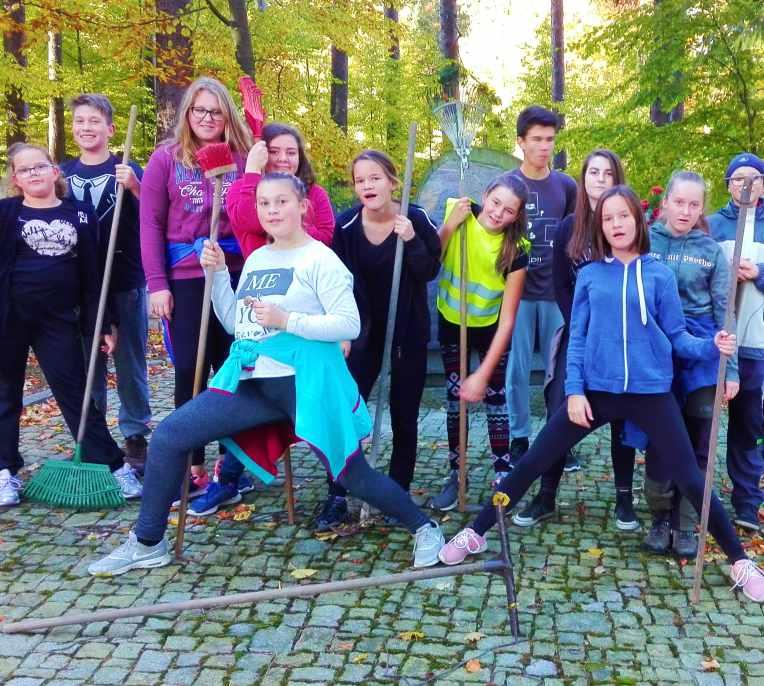 PROJEKT 72 HODIN V pátek 13. října 2017 se společně členové žákovského parlamentu a přírodovědného kroužku zúčastnili celorepublikového projektu 72 hodin.
