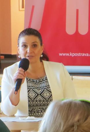 Paní primářka Chmelová letos stála nejen na postu moderátorky, ale sama konferenci obohatila o svůj velmi přínosný, ač ne úplně optimistický příspěvek Pohled lékaře na potřeby a situaci pečujících.
