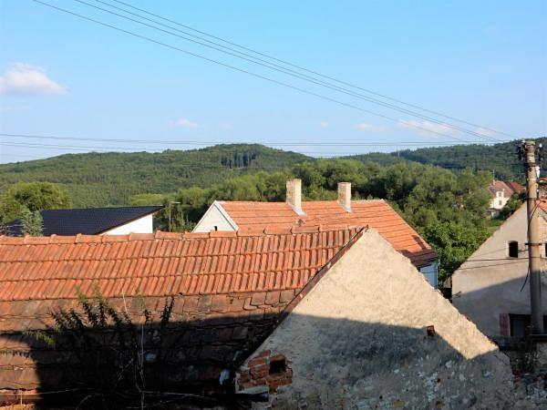 Vytápění domu je řešeno topením na tuhá paliva.