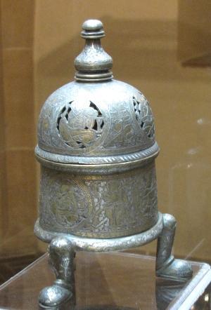 vykuřovadlo z bronzu, Sýrie, 13. století holba, polévaná keramika, Turecko, 16.