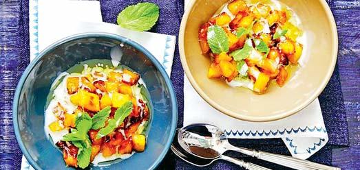 Ananas dál restujte dozlatova, poté ho dochuťte šťávou a kůrou z limetky. Vlijte kokosové mléko a duste přibližně 10 minut, dokud se tekutina nezredukuje.