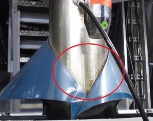 Na následujících obrázcích je vidět korozní napadení korozivzdorné oceli 1.4301, již po roce v provozu. Teplota v továrně je 30 C ± 5 C. Obr.1: Koroze na svodu produktu Obr.