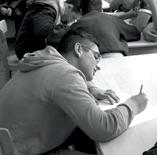 dostatečně. Snaží se přitom být i v kontaktu s celými rodinami, což je velmi přínosné.