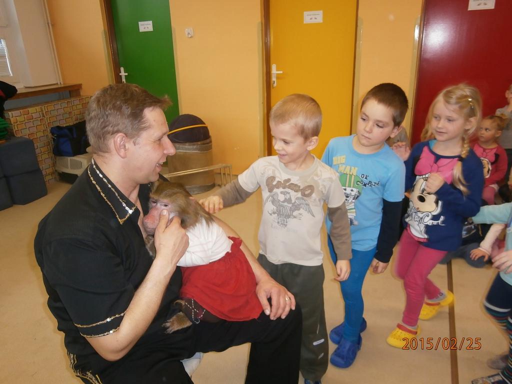 ZÁŘÍ 2014 Zprávy z naší školky Podzimní teplé počasí umožnilo našim školkám využít jeho bohatou paletu barev a pestré kouzlení z přírodnin.
