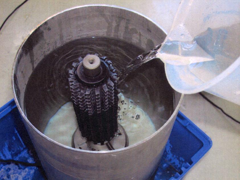 12 Příprava elektrochemického odpovlakování odvalovací frézy 2.3.2. Odpovlakování chemickou cestou Odvalovací frézy jsou uchyceny do držáků a umístěny do koše tak, aby bylo zaručeno, že se nebudou navzájem dotýkat.