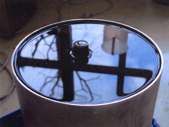 Nádrž ve které odpovlakování probíhá má obsah 145 litrů. Ze všeho nejdřív je nádrž naplněna po plovák vodou a je spuštěn ohřev na teplotu 80 C. Součastně je spuštěno i odsávání par z nádrže.