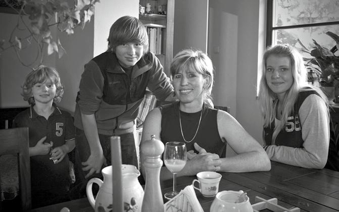 Simonetta 2019 Simonetta Šmídová s dětmi Narodila se 20. 10. 1962 v Brně. Prvními uměleckými pokusy se úspěšně zapojovala do různých výtvarných soutěží již v dětství.