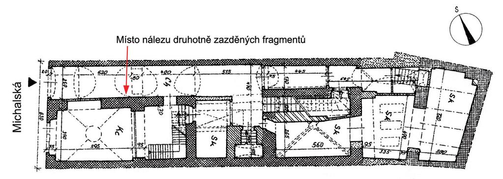 MATERIÁLIE analýzy zjištěného ostění budou publikovány na jiném místě. Ve stěně průchodu byl záklenek portálu zjištěn již dříve.