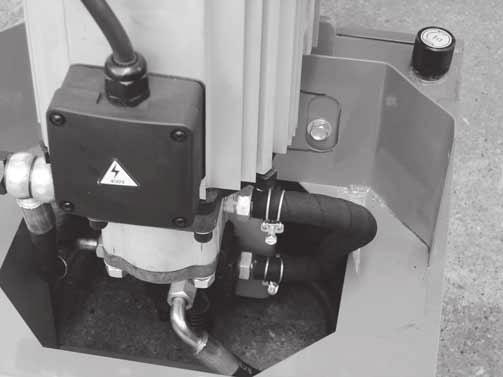 Štípač na dřevo LV60 / LV70m Kontrola stavu oleje Hydraulické zařízení je uzavřený systém s nádrží pro olej, čerpadlem oleje a řídícím ventilem.