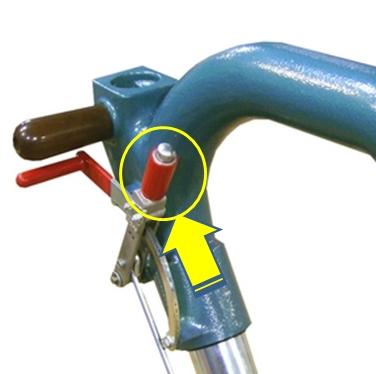 Pro maximální ochranu před elektrickým šokem používejte obvod chráněný rozdílovým vypínačem. Zahrávání si s uzemněním může vést ke smrtelnému úrazu elektrickým proudem.