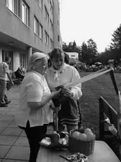 Všechny terapeutky, převlečeny do dobového oblečení, u jednotlivých