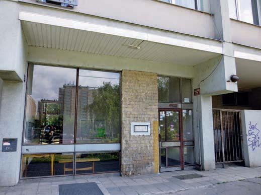 PÛvodní ocelohliníkové rámy celoplo ného prosklení velkorys ch vestibulû byly u vût iny domû nahrazeny rámy plastov mi s vût í ãi men í zmûnou ãlenûní.